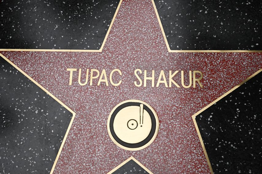 Tupac Shakur, el artista de hip-hop más exitoso, con 75 millones de discos vendidos y autor de temas como "California Love", fue asesinado en Las Vegas. Tupac Shakur, el artista de hip-hop más exitoso, con 75 millones de discos vendidos y autor de temas como "California Love", fue asesinado en Las Vegas.