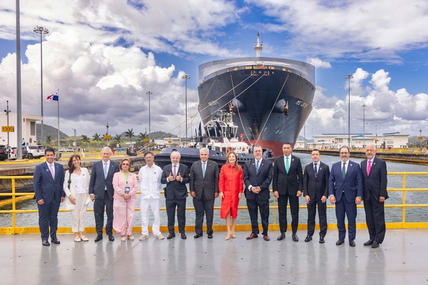 Los presidentes latinoamericanos que participan en el Foro Económico Internacional de América Latina y el Caribe hicieron este miércoles una visita a las nuevas esclusas del Canal de Panamá, construidas bajo administración panameña y que multiplicaron el valor estratégico de la vía interoceánico.