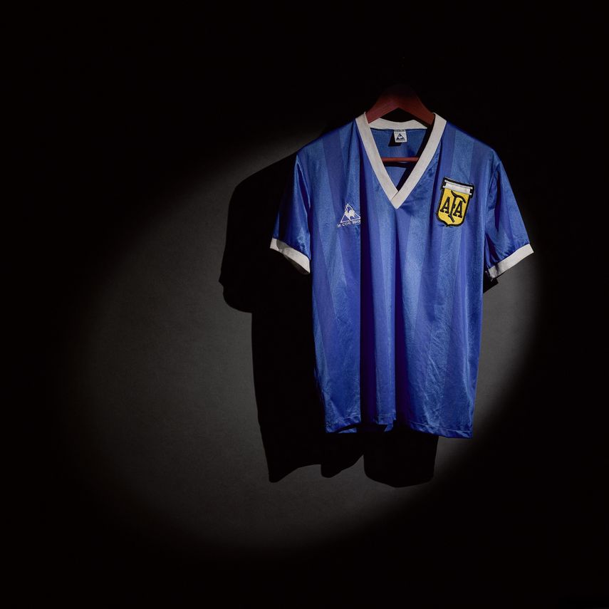 La camiseta del legendario Diego Maradona que saldrá a subasta el 20 de abril no es la que usó el futbolista de Argentina cuando marcó los dos goles frente a Inglaterra en el Mundial México-1986.