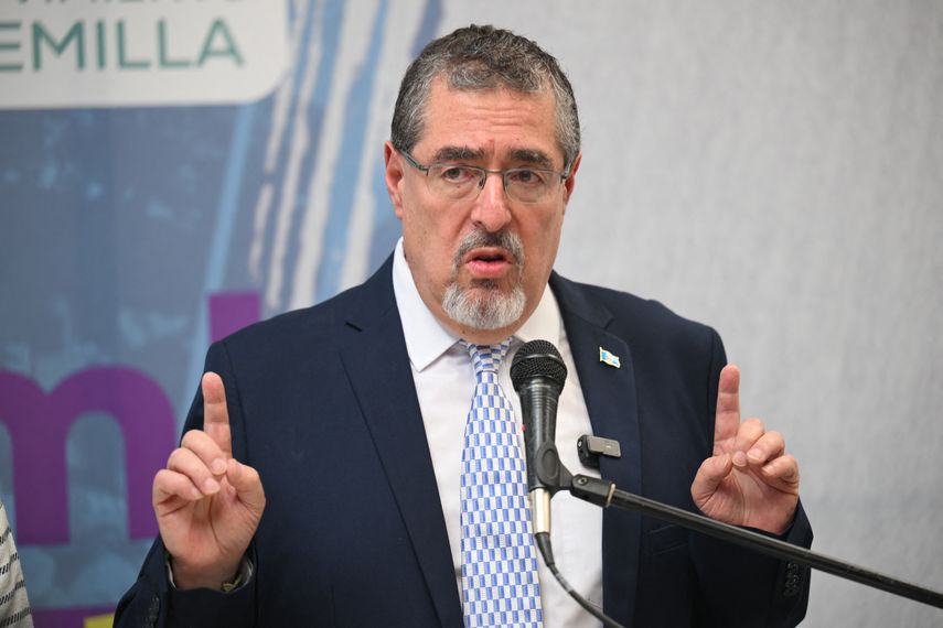 Presidente de Guatemala destituye a ministra por uso indebido de vehículos oficiales. Presidente de Guatemala destituye a ministra por uso indebido de vehículos oficiales.