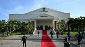 Una casona de columnas blancas con aires de Casa Blanca a pequeña escala sobresale dentro de una guarnición militar en Barranquilla. Es la nueva sede presidencial de Colombia, un símbolo del derechista Abelardo de la Espriella que sus críticos cuestionan como una costosa puesta en escena.