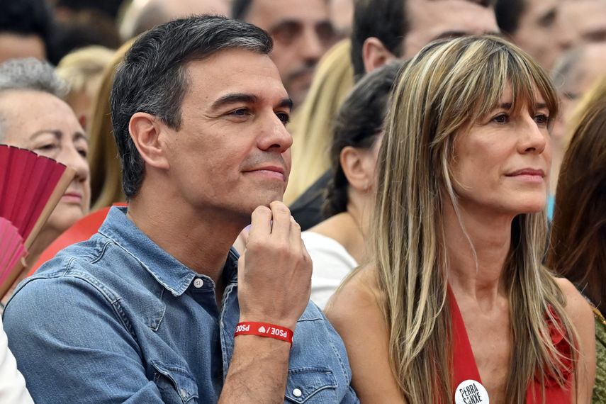 Esposa de Pedro Sánchez declarará ante tribunal español en caso de corrupción. Esposa de Pedro Sánchez declarará ante tribunal español en caso de corrupción.