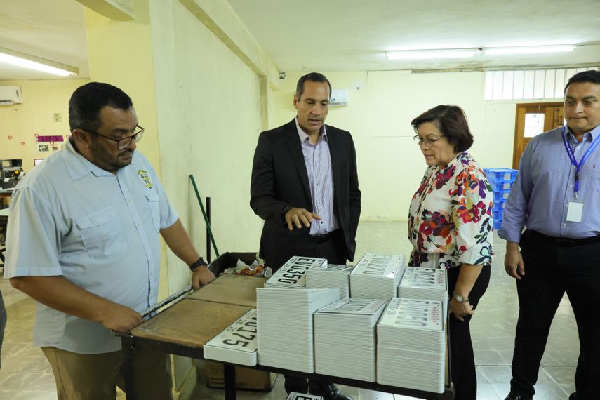 ATTT supervisó la entrega del primer lote de placas.
