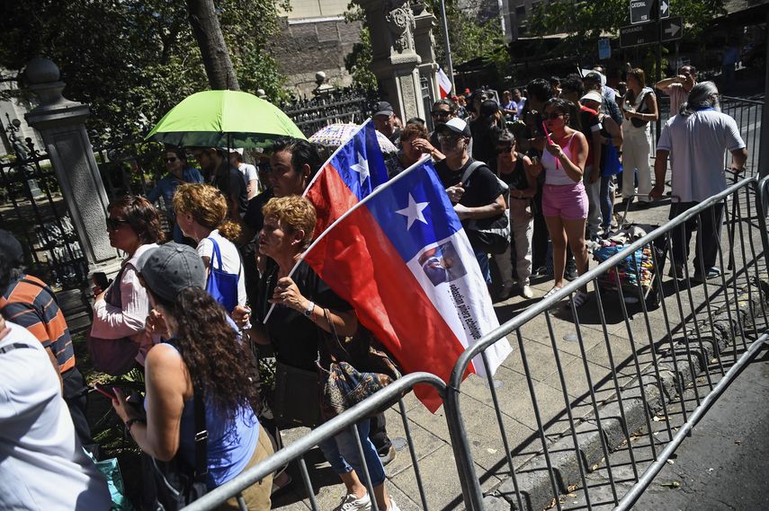 Miles de personas salieron este miércoles a varios puntos de Chile a brindarle honores al expresidente Sebastián Piñera. Miles de personas salieron este miércoles a varios puntos de Chile a brindarle honores al expresidente Sebastián Piñera.