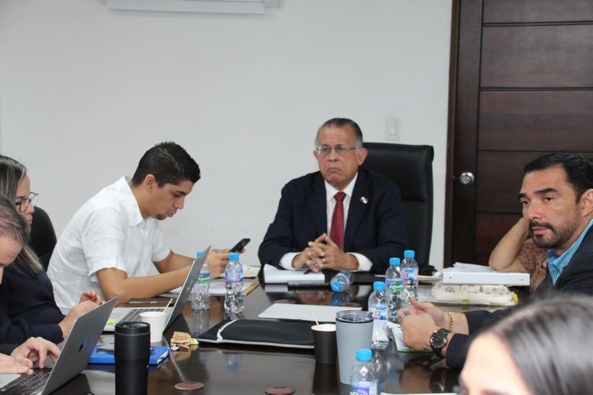 Varias instituciones bancarías se han comprometido a trabajar junto al Gobierno y a los productores para ofrecer soluciones a la situación que atraviesan. Varias instituciones bancarías se han comprometido a trabajar junto al Gobierno y a los productores para ofrecer soluciones a la situación que atraviesan.