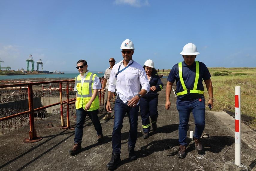 En ambas provincias (Panamá y Colón) están ubicadas las entradas del Canal de Panamá del Pacífico y Atlántico, respectivamente. Dos de los puertos en cada extremo (Balboa y Cristóbal) son operados por Panama Ports Company (PPC). En ambas provincias (Panamá y Colón) están ubicadas las entradas del Canal de Panamá del Pacífico y Atlántico, respectivamente. Dos de los puertos en cada extremo (Balboa y Cristóbal) son operados por Panama Ports Company (PPC).