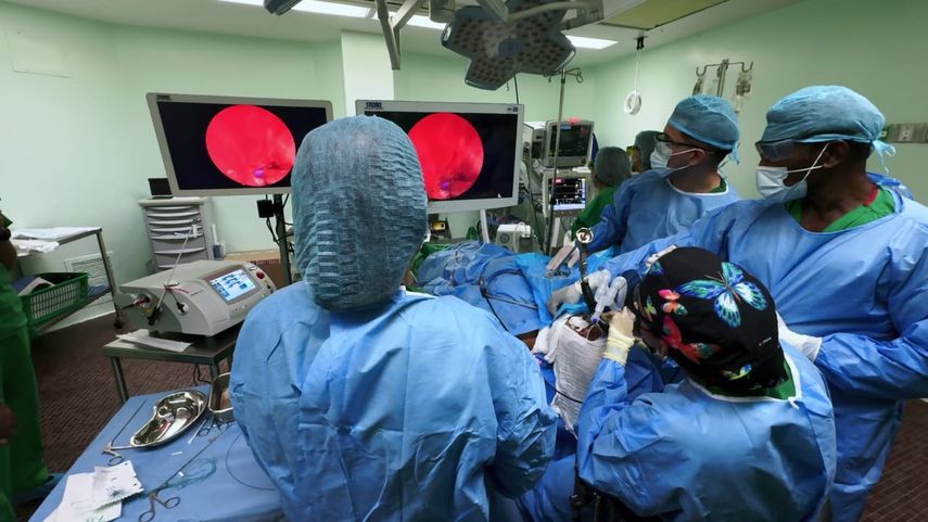 La Caja de Seguro Social (CSS) marca un hito en la región al convertirse en la primera institución en Latinoamérica en implementar el Láser Azul, un equipo de última generación que permite realizar intervenciones quirúrgicas con mayor precisión. La Caja de Seguro Social (CSS) marca un hito en la región al convertirse en la primera institución en Latinoamérica en implementar el Láser Azul, un equipo de última generación que permite realizar intervenciones quirúrgicas con mayor precisión.