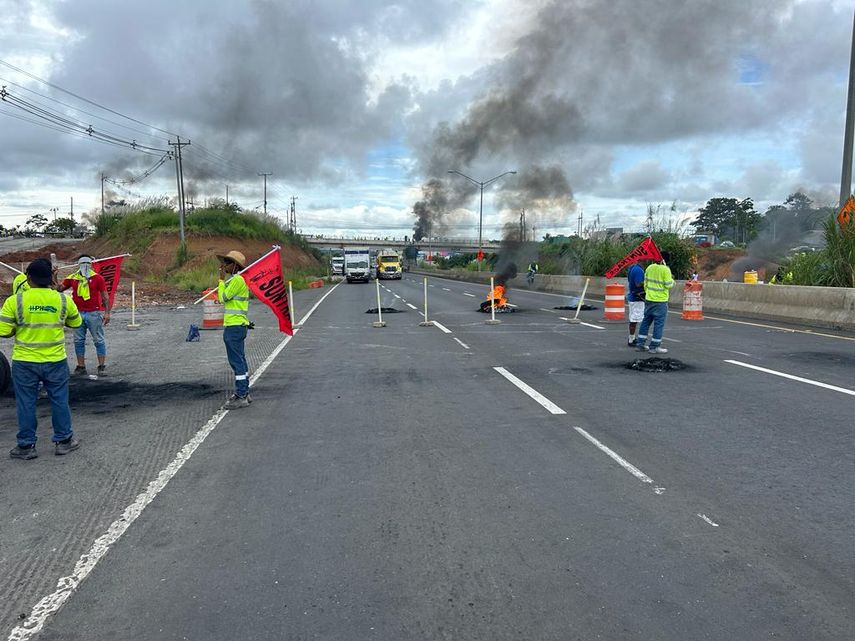 El presidente de la República, Laurentino Nito Cortizo, se dirigirá a la nación este martes 24 de octubre, esto ante las protestas y paro nacional que se registra en el país. El presidente de la República, Laurentino Nito Cortizo, se dirigirá a la nación este martes 24 de octubre, esto ante las protestas y paro nacional que se registra en el país.