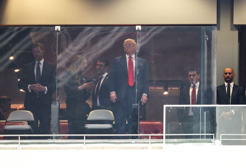 Trump encabeza el homenaje al líder conservador Kirk ante miles de seguidores