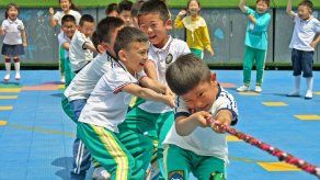 China prohíbe exámenes para niños de seis años al reformar sistema educativo