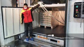 Perú recibe un primer lote de 300.000 vacunas chinas contra el covid