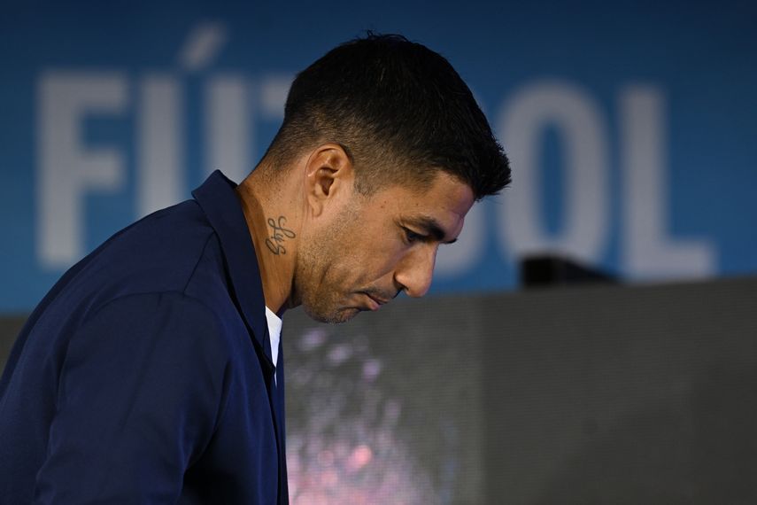 Con carteles, vuvuzelas y banderas de Uruguay, una marea humana colma este viernes el Estadio Centenario de Montevideo para despedir al mítico delantero Luis Suárez, que juega su último partido con la Celeste ante Paraguay. Con carteles, vuvuzelas y banderas de Uruguay, una marea humana colma este viernes el Estadio Centenario de Montevideo para despedir al mítico delantero Luis Suárez, que juega su último partido con la Celeste ante Paraguay.