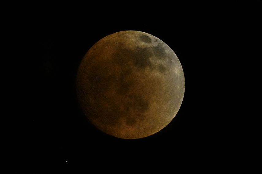 América y Sudamérica fue testigo la noche del domingo al lunes de un eclipse de Luna, un fenómeno inhabitual en el que el satélite de la Tierra deja atrás su brillo y color diario para tomar tonalidades cobrizas. 