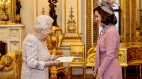 Embajadora de Panamá presenta credenciales ante la reina Isabel