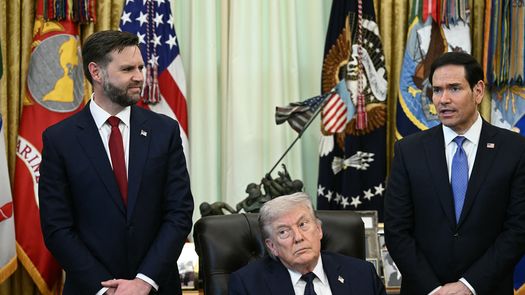 El presidente de Estados Unidos, Donald Trump, afirmó el miércoles en una entrevista que los dos republicanos con más posibilidades de disputar su sucesión, el vicepresidente y su secretario de Estado, harían una fórmula imbatible si se presentaran juntos en 2028.} El presidente de Estados Unidos, Donald Trump, afirmó el miércoles en una entrevista que los dos republicanos con más posibilidades de disputar su sucesión, el vicepresidente y su secretario de Estado, harían una fórmula imbatible si se presentaran juntos en 2028.}