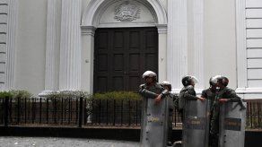 Opositores denuncian que militares bloquean Parlamento venezolano