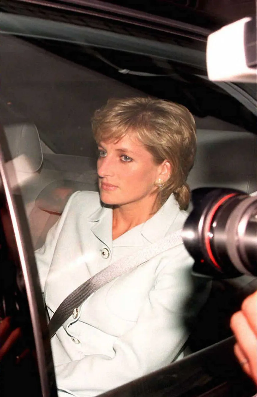 El antiguo mayordomo y confidente de la princesa Diana, Paul Burrell, recibió una disculpa y una compensación por parte del editor del tabloide The Daily Mirror por piratear su mensajería de voz telefónica.