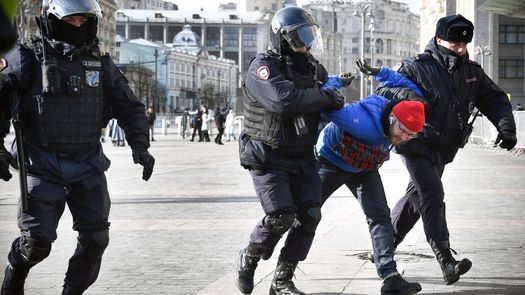 Arrestan en Rusia más de 800 manifestantes a favor de Ucrania