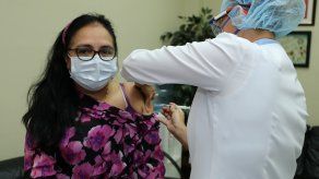 Inicia proceso de vacunación contra la influenza a funcionarios de Salud