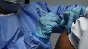 Inicia vacunación contra la covid-19 a pacientes con enfermedades crónicas