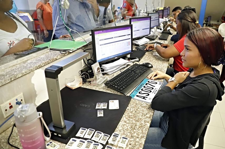 Para retirar la calcomanía, el propietario del vehículo debe haber pagado el Impuesto Anual de Circulación, señaló la Alcaldía de Panamá. Para retirar la calcomanía, el propietario del vehículo debe haber pagado el Impuesto Anual de Circulación, señaló la Alcaldía de Panamá.