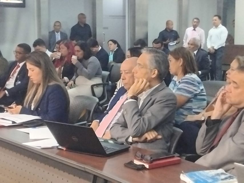 Los diputados se reunieron en el Salón Azul. Los diputados se reunieron en el Salón Azul.