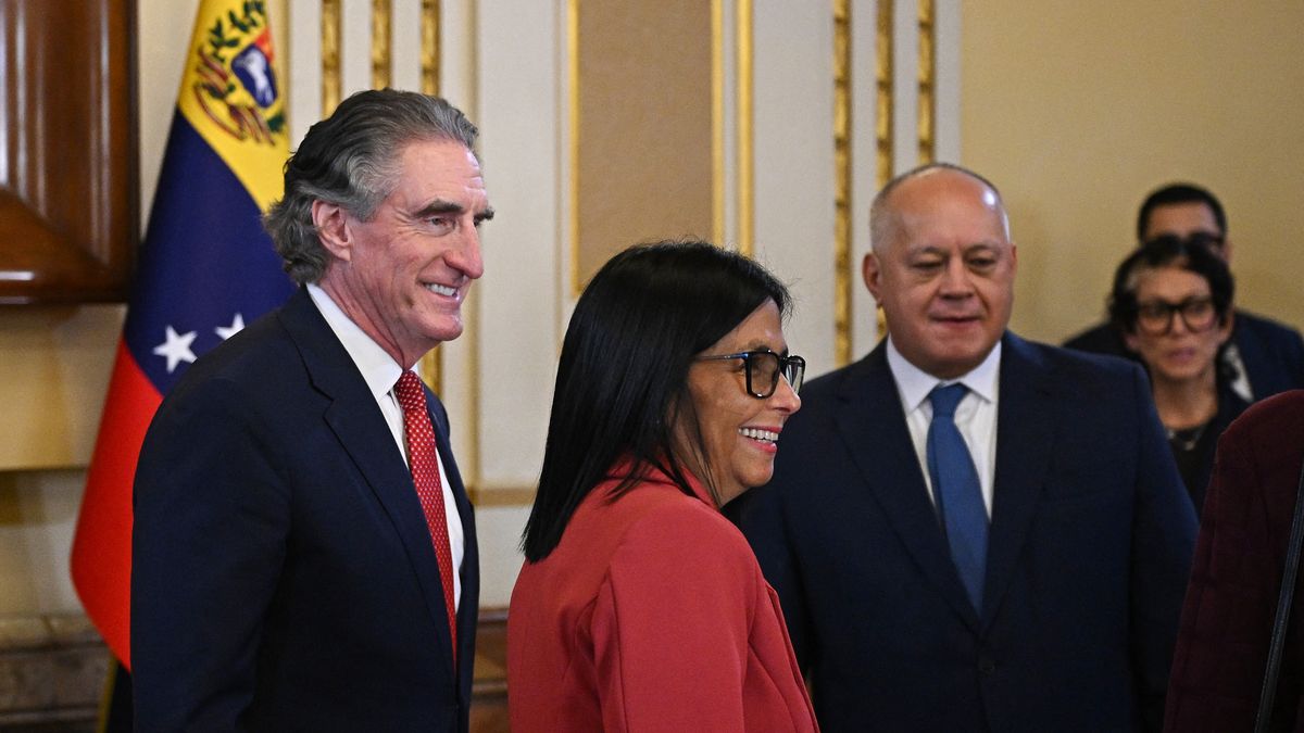 La presidenta de Venezuela, Delcy Rodríguez, recibió el miércoles al secretario estadounidense del Interior, Doug Burgum, en la segunda reunión con un miembro de la administración Trump desde la incursión militar que derrocó a Nicolás Maduro. La presidenta de Venezuela, Delcy Rodríguez, recibió el miércoles al secretario estadounidense del Interior, Doug Burgum, en la segunda reunión con un miembro de la administración Trump desde la incursión militar que derrocó a Nicolás Maduro.