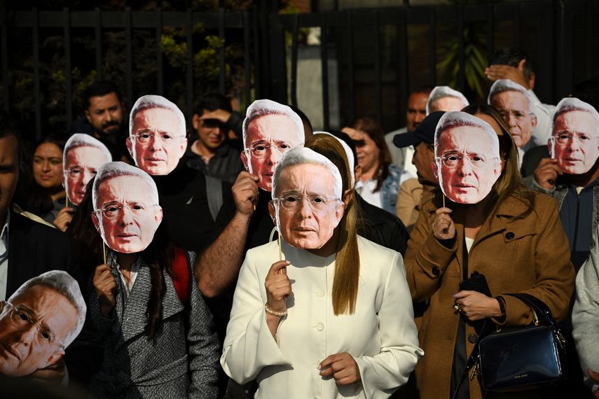 Álvaro Uribe se presenta ante jueza de Colombia en inédito proceso penal