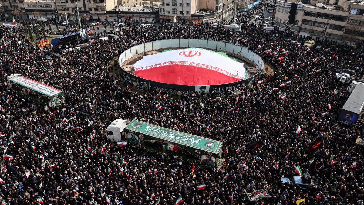 Irán celebra un multitudinario funeral para los altos cargos muertos en la guerra Irán celebra un multitudinario funeral para los altos cargos muertos en la guerra