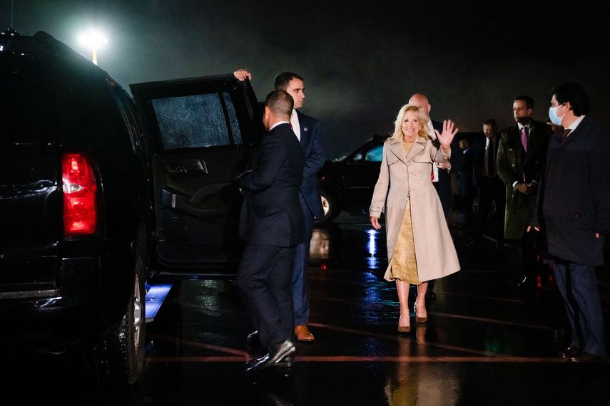 La primera dama de Estados Unidos, Jill Biden, dio positivo a la prueba de covid-19 y padece síntomas leves, dijo la Casa Blanca este martes, dos semanas después de que el presidente Joe Biden contrajera el virus por segunda vez.