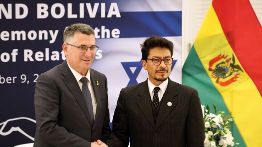 Bolivia e Israel estrecharon las manos en señal de paz y cooperación. EFE Bolivia e Israel estrecharon las manos en señal de paz y cooperación. EFE
