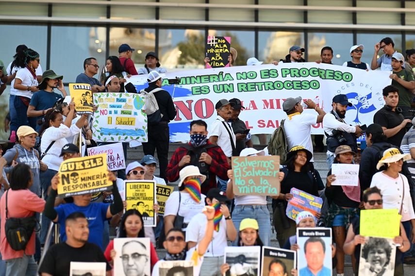 Salvadoreños exigen derogar ley que reactiva minería