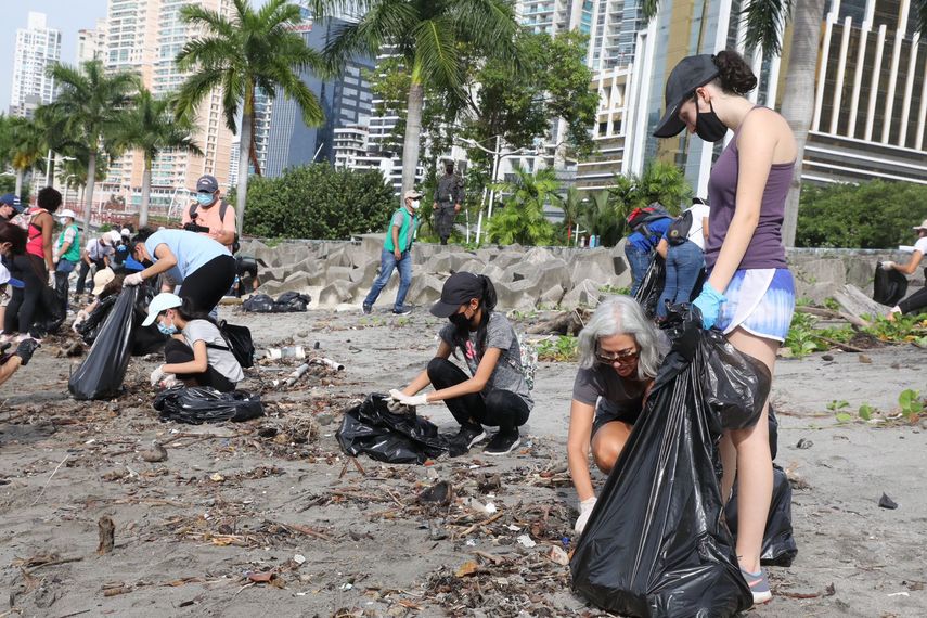 Estados Unidos estimula cuidado de playas en Panamá
