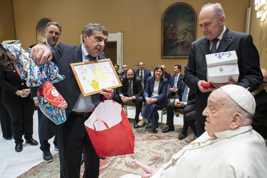 Papa Francisco recibió y agradeció al personal del hospital donde fue atendido