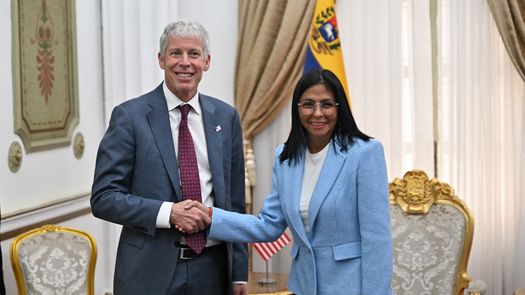 El secretario de Energía de Estados Unidos (EEUU) sostuvo una reunión el miércoles con la presidenta interina de Venezuela, Delcy Rodríguez, como parte de una agenda que incluye directivos del sector de hidrocarburos y visitas a campos petroleros en el país.