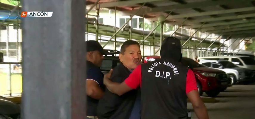 Genaro López llega esposado a la sede de la DIJ tras presentarse ante el MP