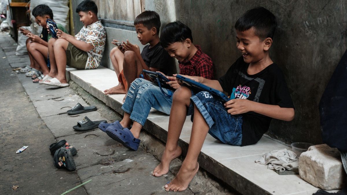 Indonesia prohíbe redes sociales a menores de 16 años: 70 millones afectados Indonesia prohíbe redes sociales a menores de 16 años: 70 millones afectados