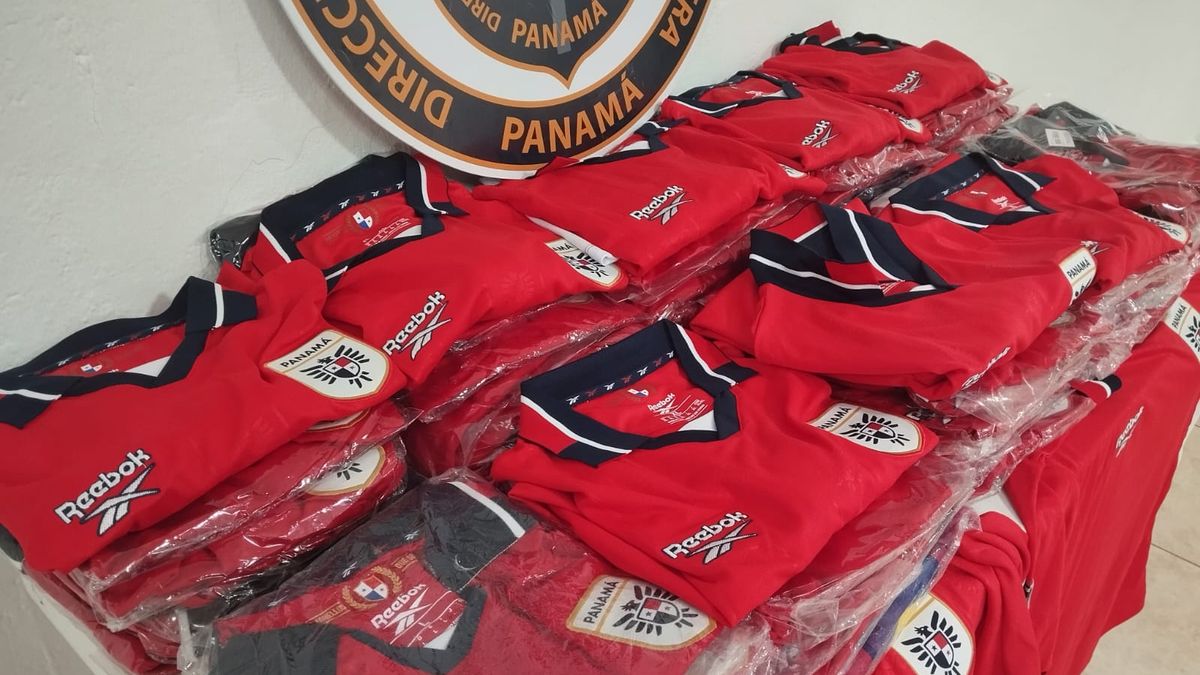 Inspectores de la Zona Occidental de la Autoridad Nacional de Aduanas retuvieron 73 camisetas de la Selección de Panamá de fútbol que presuntamente serían falsificadas, durante una diligencia realizada en Paso Canoas, cerca de la línea fronteriza. Inspectores de la Zona Occidental de la Autoridad Nacional de Aduanas retuvieron 73 camisetas de la Selección de Panamá de fútbol que presuntamente serían falsificadas, durante una diligencia realizada en Paso Canoas, cerca de la línea fronteriza.