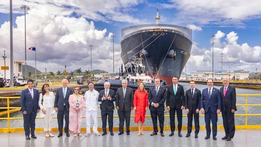 Los presidentes latinoamericanos que participan en el Foro Económico Internacional de América Latina y el Caribe hicieron este miércoles una visita a las nuevas esclusas del Canal de Panamá, construidas bajo administración panameña y que multiplicaron el valor estratégico de la vía interoceánico. Los presidentes latinoamericanos que participan en el Foro Económico Internacional de América Latina y el Caribe hicieron este miércoles una visita a las nuevas esclusas del Canal de Panamá, construidas bajo administración panameña y que multiplicaron el valor estratégico de la vía interoceánico.