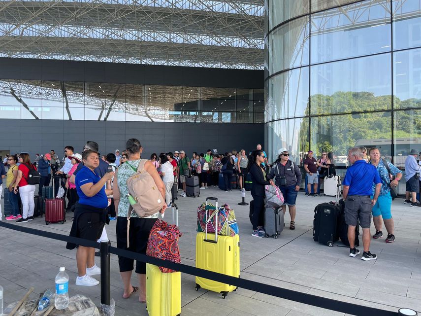 Viajeros de todo el mundo iniciarán hoy su itinerario de viaje en Panamá a bordo del Viking Mars y el Norwegian Joy, líneas de cruceros se han elegido al Puerto de Cruceros de Amador para realizar sus operaciones. Viajeros de todo el mundo iniciarán hoy su itinerario de viaje en Panamá a bordo del Viking Mars y el Norwegian Joy, líneas de cruceros se han elegido al Puerto de Cruceros de Amador para realizar sus operaciones.