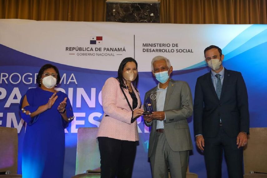 Este jueves se oficializó el relanzamiento del programa Padrino Empresario, que ejecuta el Ministerio de Desarrollo Social (MIDES) una iniciativa público-privada que desde el 2019 ha otorgado becas por la suma de 940 mil 190 balboas a 774 adolescentes.