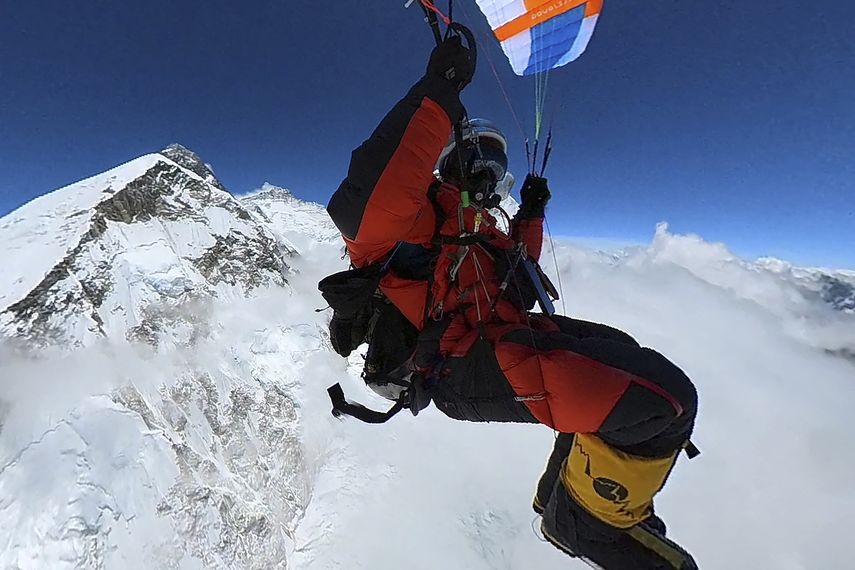 Everest: Parapentista se lanza legalmente desde la cima
