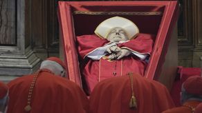 El féretro del papa Francisco llega a la basílica de San Pedro