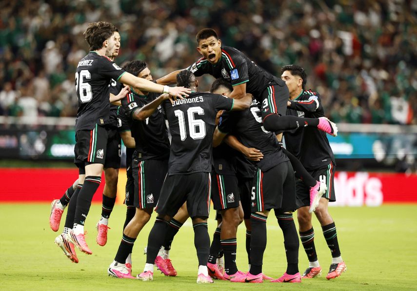 Un gol fortuito y una atajada milagrosa convirtieron este jueves a México