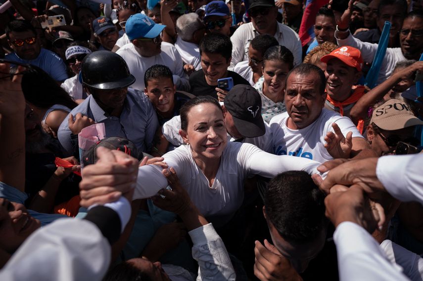 Maria Corina Machado se aferra a su candidatura en Venezuela