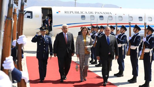 El Presidente José Raúl Mulino en compañía de la Primera Dama Maricel Cohen de Mulino y del canciller, Javier Martínez Acha, llegó a Santiago de Chile, para participar el miércoles 11 de marzo en la toma de posesión del Presidente José Antonio Kast y del nuevo gabinete presidencial, a realizarse en el Congreso Nacional de Valparaiso. El Presidente José Raúl Mulino en compañía de la Primera Dama Maricel Cohen de Mulino y del canciller, Javier Martínez Acha, llegó a Santiago de Chile, para participar el miércoles 11 de marzo en la toma de posesión del Presidente José Antonio Kast y del nuevo gabinete presidencial, a realizarse en el Congreso Nacional de Valparaiso.