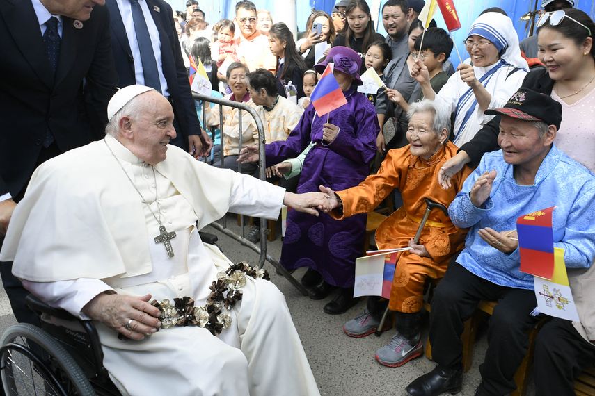 Papa Francisco llega a Mongolia y envía un mensaje de "unidad y paz" a China. Papa Francisco llega a Mongolia y envía un mensaje de "unidad y paz" a China.