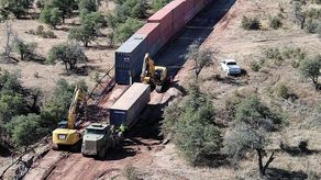 Arizona desmantela el improvisado muro de contenedores en la frontera entre EEUU y México