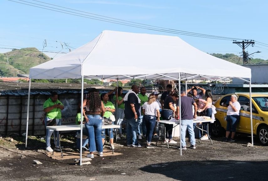 Los adherentes del PRD han salido desde temprano para ejercer su voto. Los adherentes del PRD han salido desde temprano para ejercer su voto.