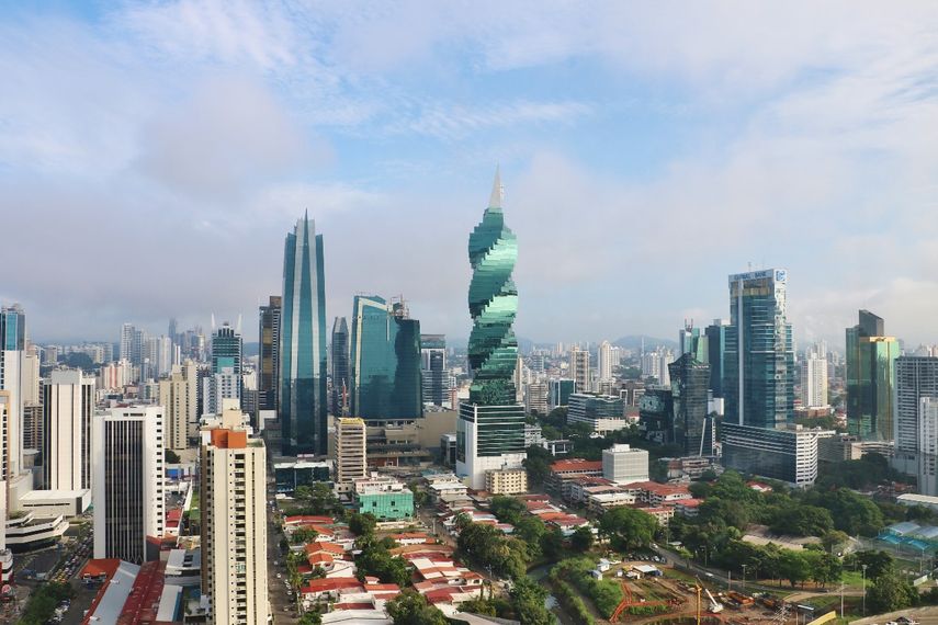 Panamá cerró el 2024 con un déficit fiscal del 7,3 % del PIB y el Gobierno del presidente José Raúl Mulino pretende reducirlo este año al 4 % mediante un ajuste del gasto público y una mayor recaudación tributaria. Panamá cerró el 2024 con un déficit fiscal del 7,3 % del PIB y el Gobierno del presidente José Raúl Mulino pretende reducirlo este año al 4 % mediante un ajuste del gasto público y una mayor recaudación tributaria.